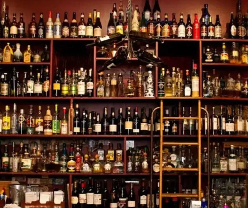 Al's Wine And Whiskey Lounge